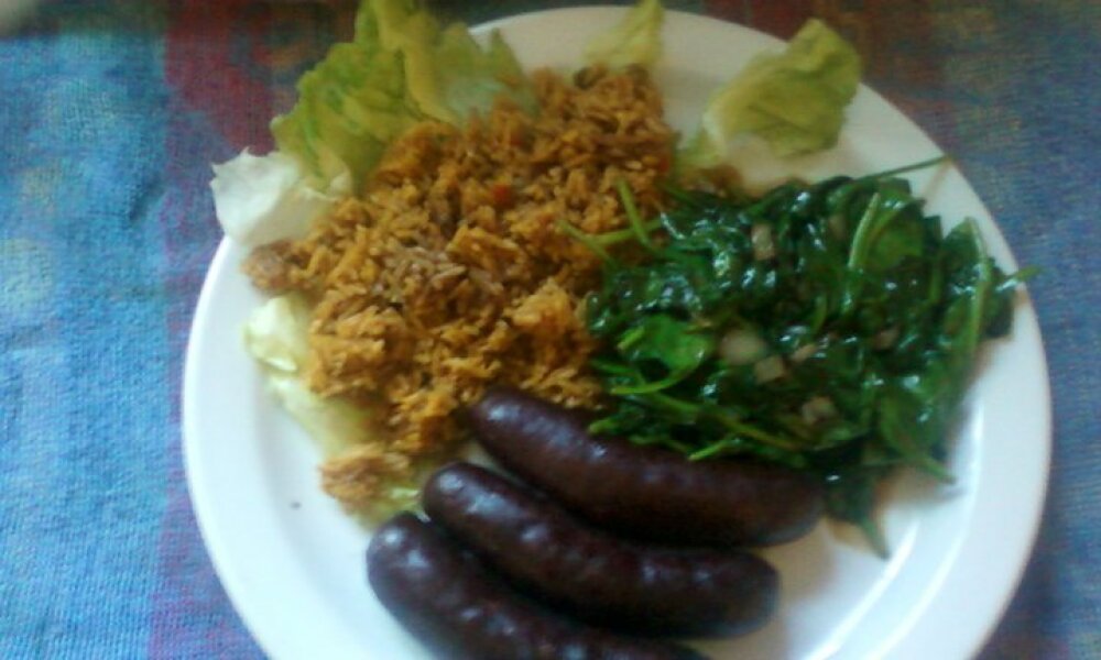 Montreal :: Hot italian sausages slowly cooked in 1/3" red wine, spinach cooked in olive oil/butter and onions, curry rice on a bed of lettuce. (homemade)