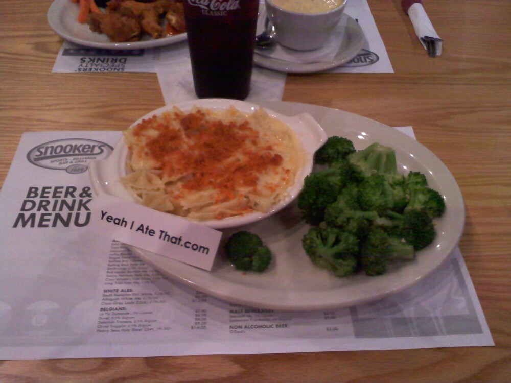 providence RI :: homemade mac n cheese with broccoli and garlic from Snookers! tasted pretty darned good! 