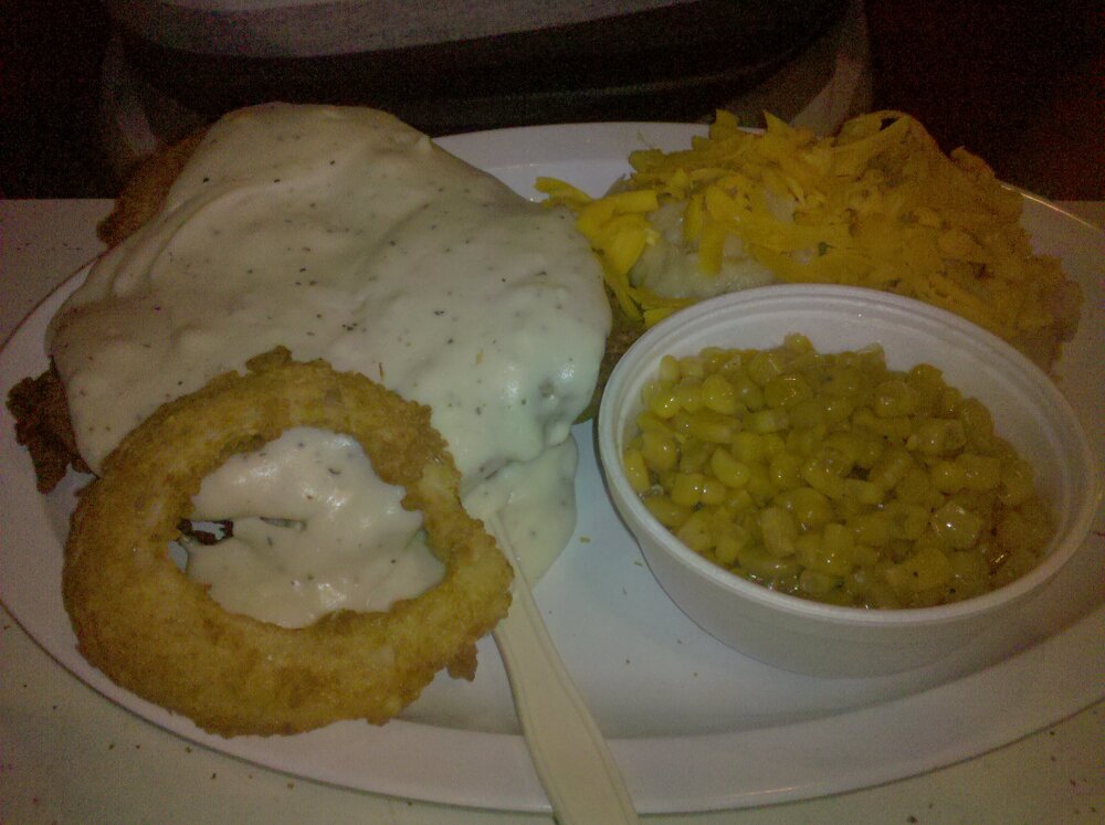 ClearSprings in NEW BRAUNFELS T.X :: Chicken Fried Chicken is under all that White Gravy. Sweet Buttered Corn and the Cheese taters was sooooo Creamy. TEXAS BABY