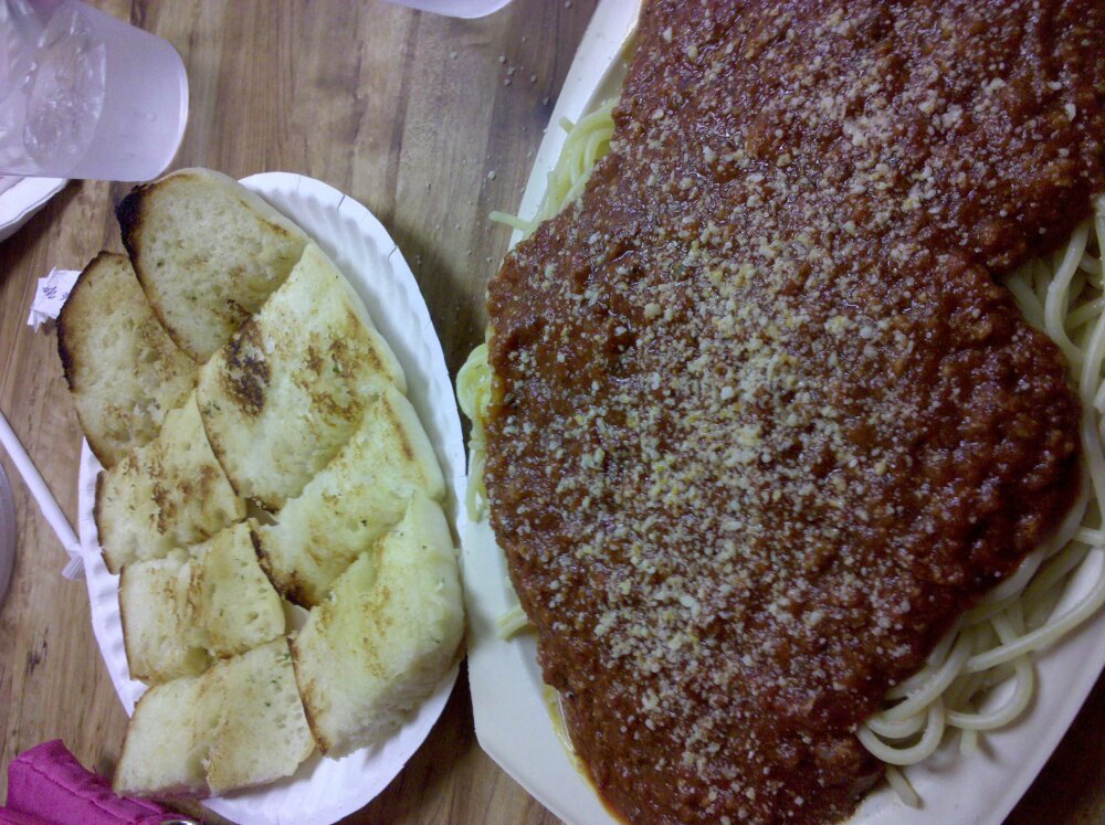 La Gondola, Pekin IL  :: spaghetti with garlic bread 