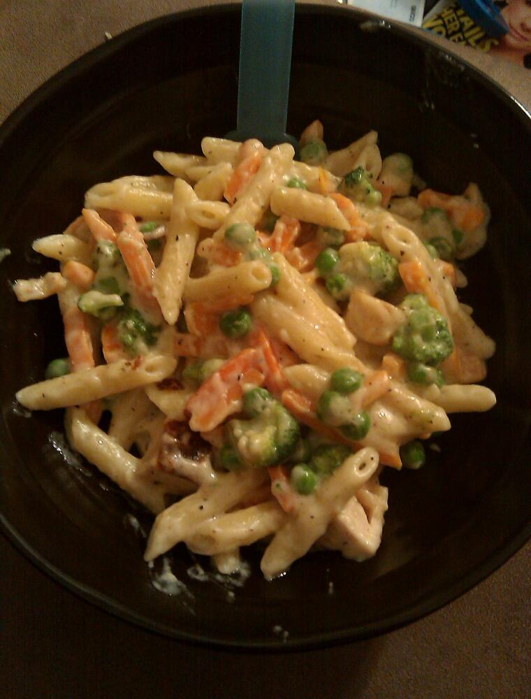 Camp Lejuene, NC :: Chicken Alfredo With Broccoli, Carrots and Peas =D My Favorite!