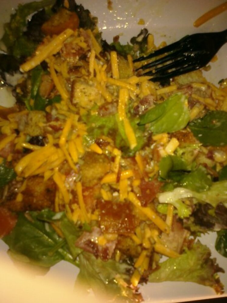 ALLENTOWN :: mixed greens,cheddar chz,tomatoes,crutons,Bacon 