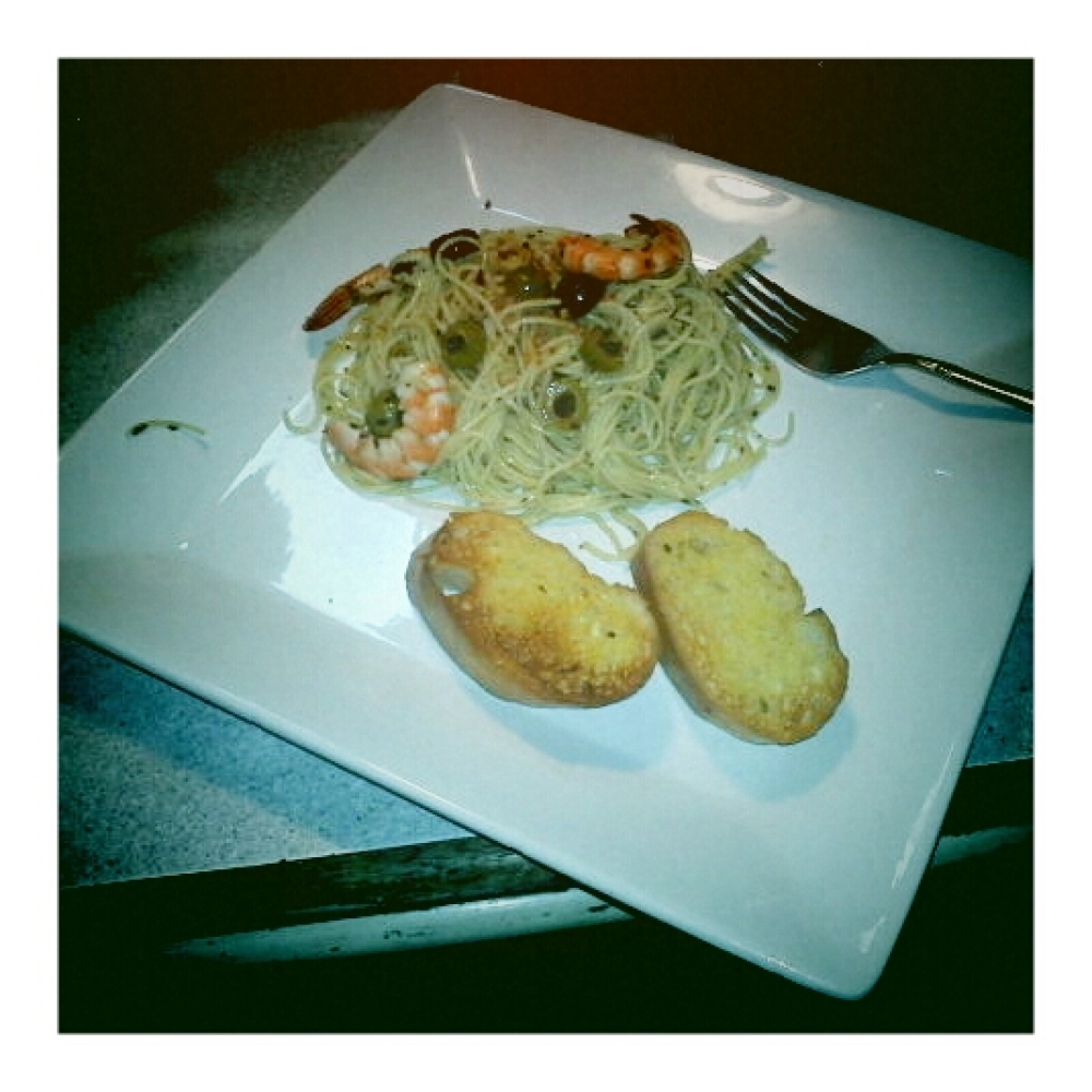 manila :: homemade pesto olive oil and shrimp pasta with garlic bread
