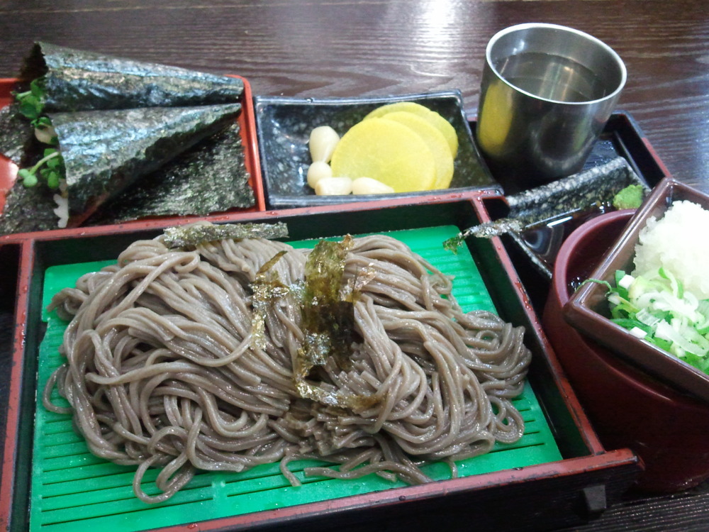seoul,KOREA :: buxkwheat noodles with maki