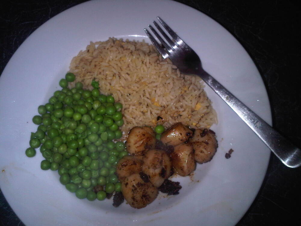 home in london :: Pan seared scallops in butter garlic mixed herbs salt and pepper with egg fried rice and peas...pretty yum