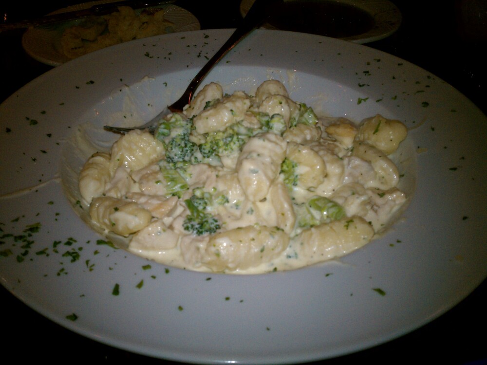 ALLENTOWN,PA :: GNOCCI CHICKEN AND BROCCOLI CREAMY ALFREDO....another awesome dinner night with my Iman.