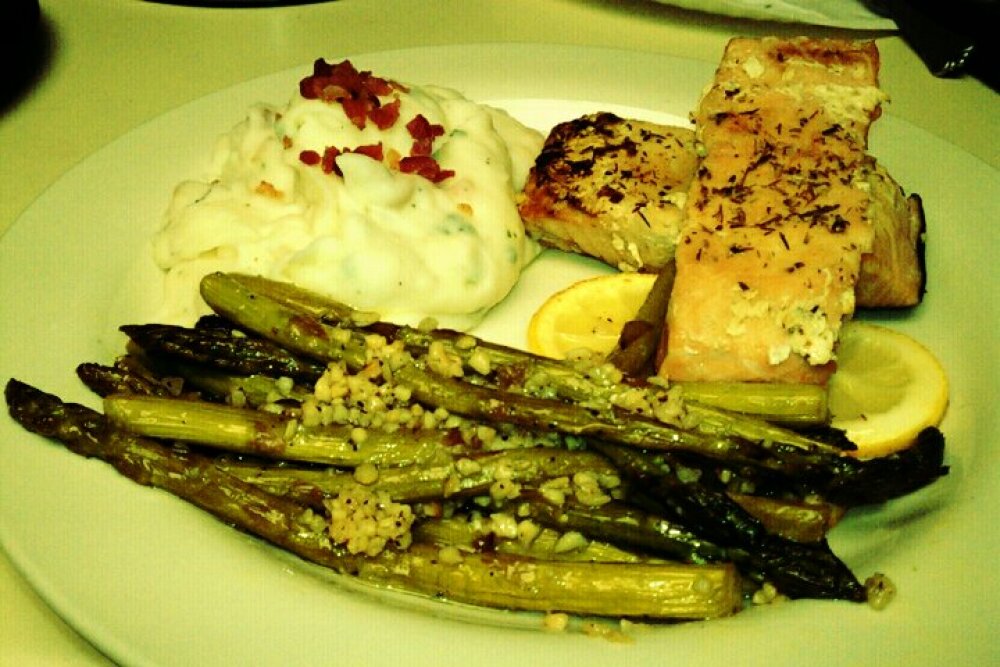 ALLENTOWN,PA :: baked salmon[thyme,lemon,kosher salt,a lil margarine,a lil virgin oil]...asparagus w oil, vinegar,minced garlic,pepper,kosher salt cooked on low heat...and mashed potatoes w chives,garlic,Bacon bits,salt,pepper,butter,cream cheese, parsley,and that's what we had for dinner tonight :]]