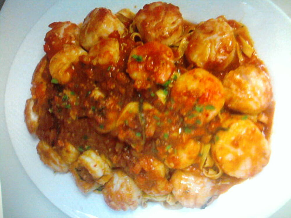 eastern ct :: a big ass platter of fettucini with shrimp and scallops in a fra diablo sauce. 