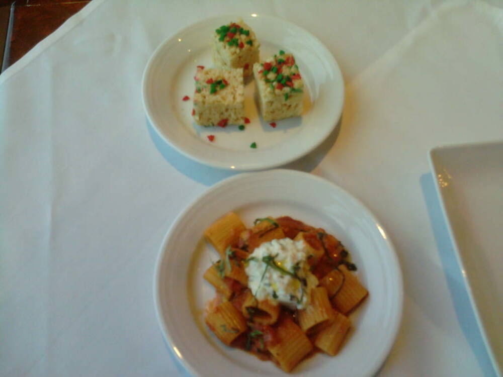 eastern ct :: christmas mini rigatoni with pomadoro and herb ricotta cheese with rice krispy treats. merry christmas everyone. or more politically correct "happy non-denominational winter wonder day". ha ha. 