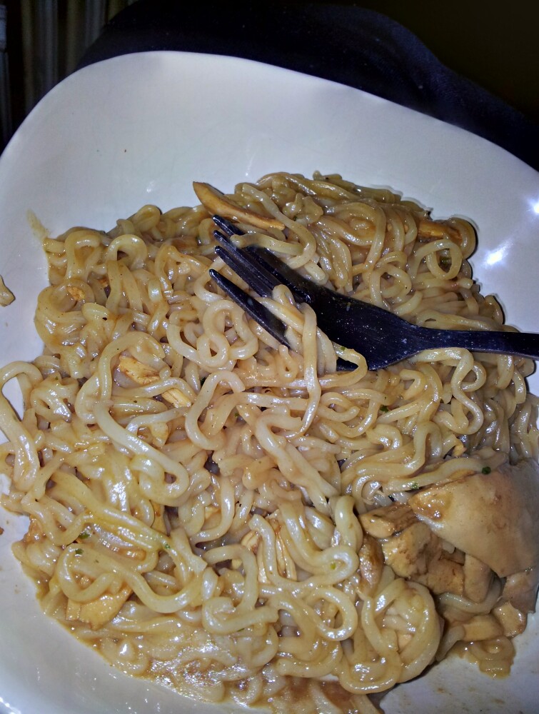 Essex. Uk :: Barbecue noodles with chicken