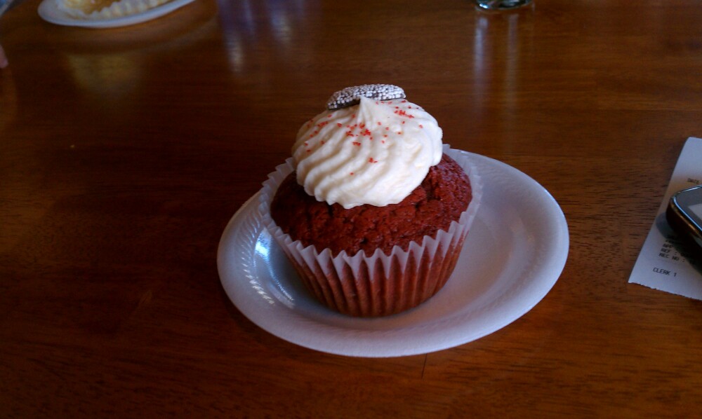 La Joya TX. :: Red velvet cupcake from Icings cupcake shop