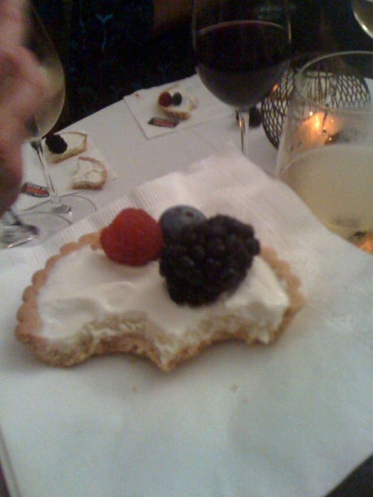 Ruth Chris Steak House :: I could have eaton lots of theese! Mini cheese-cake with some sour cream on the top with berries!!! I saved the berries for last because berries are yummie!