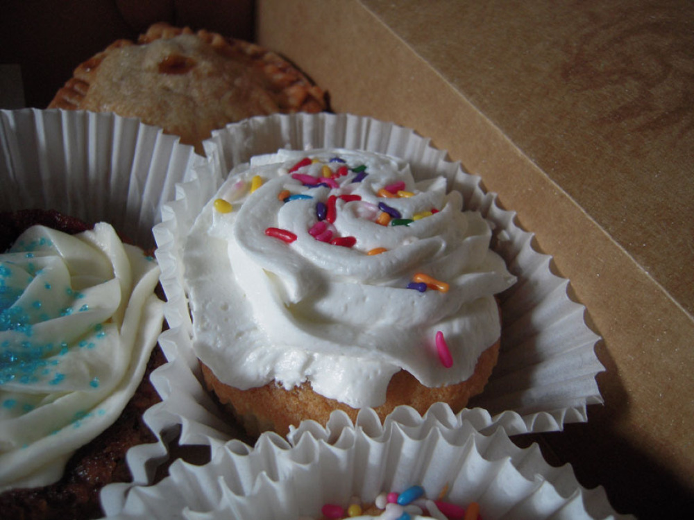 Chef Lou's Greenbelt, MD :: Chef Lou is this large baker guy who bakes and sells all of his yummie baked goods from a wicked small store... but his cup-cakes were a dream... he also told some kid if he got on the honer-roll he would give him a gift cert to a local sporting good store... what a good guy Chef Lou