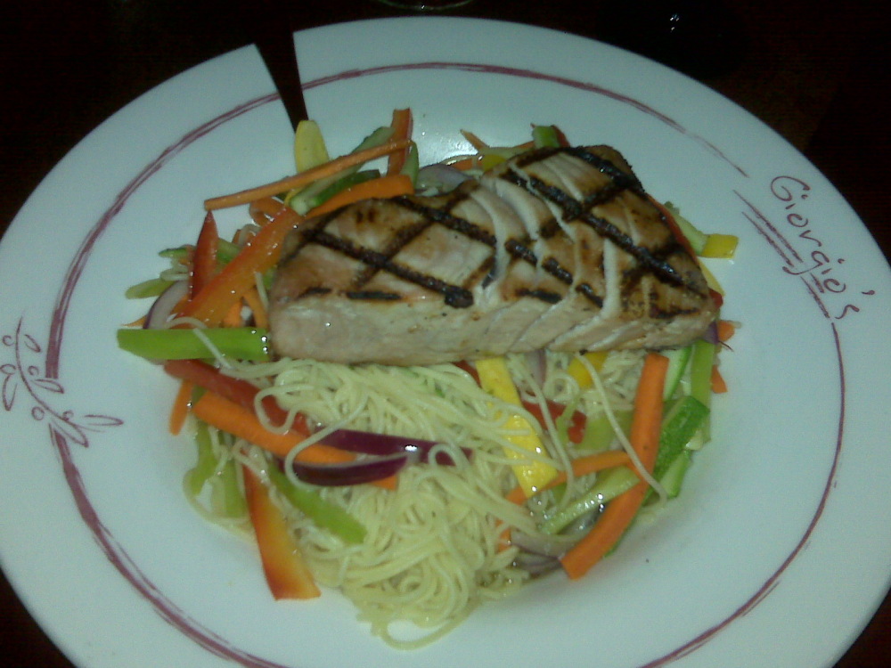 Georgio's Restaurant in Milford NH :: My first try at fish! grilled tuna, some noodle things and veggies!

YUM!!