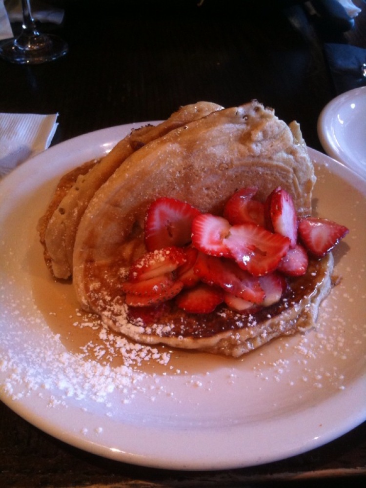 West Village :: Strawberry banana pancakes at Rare Bar & Grill.

Fresh strawberries too!  Not those syrupy kinds.  

Yay brunch!!