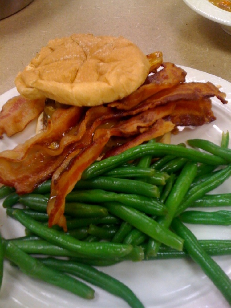 Marriott Cafe :: Marriott burger cooked MR topped with cheese and a little bacon...  I normally put more on... and green-beans!  I really like green-beans!